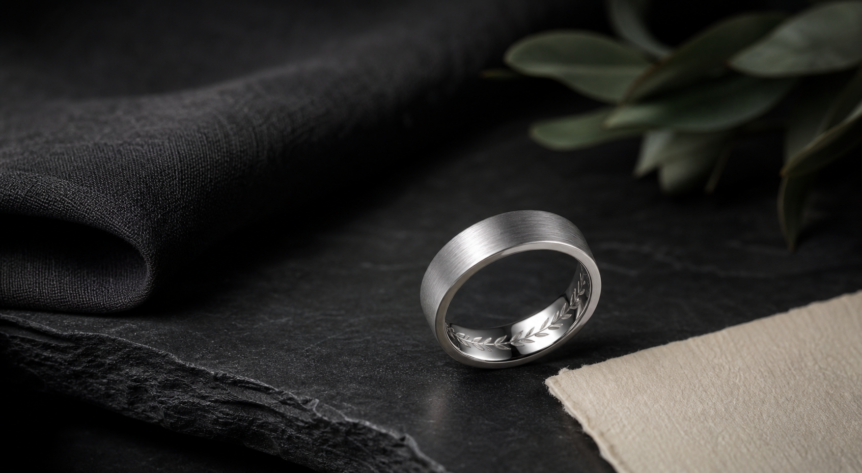 Premium ring size and material guide image with a dark band and material finish details